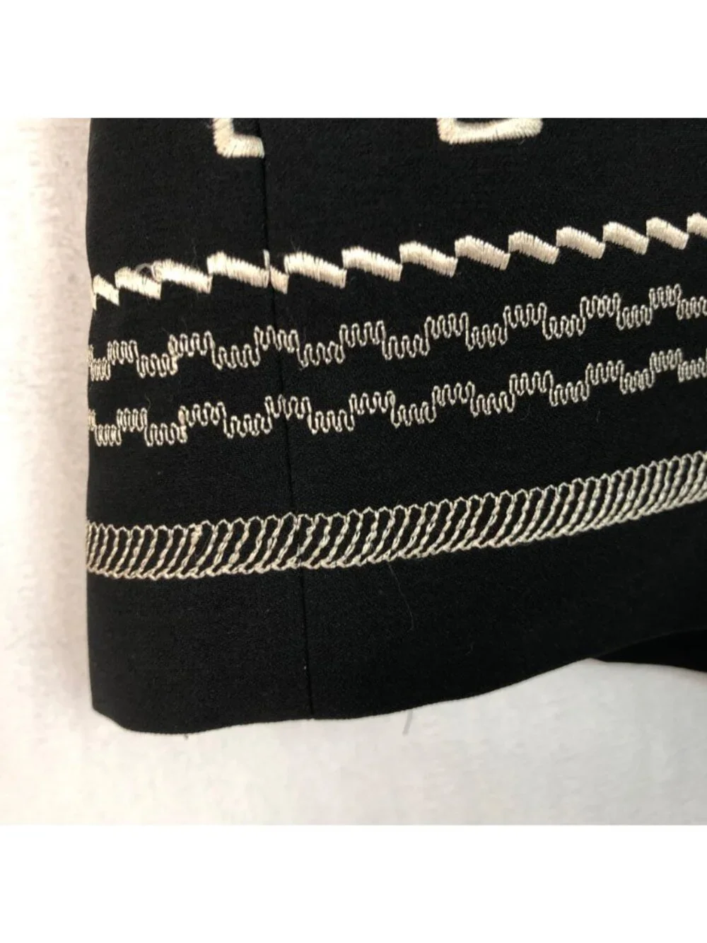 Ann Taylor Loft Black Embroidered Skirt White Geometric Texture Hem Size 8
